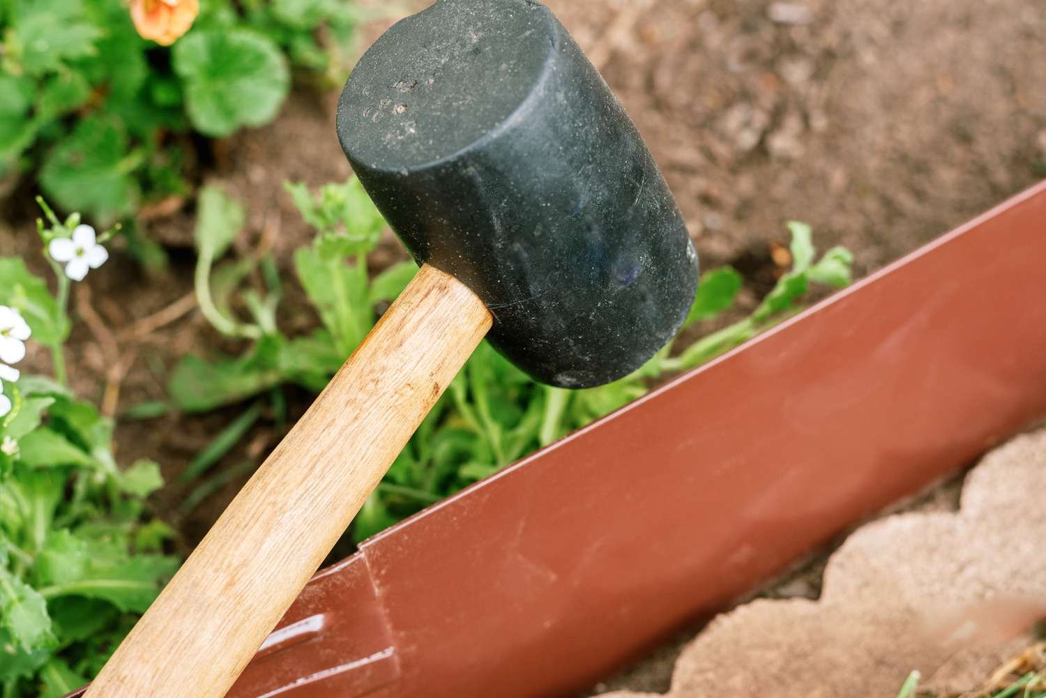 Utilizando un mazo de goma para instalar el ribete